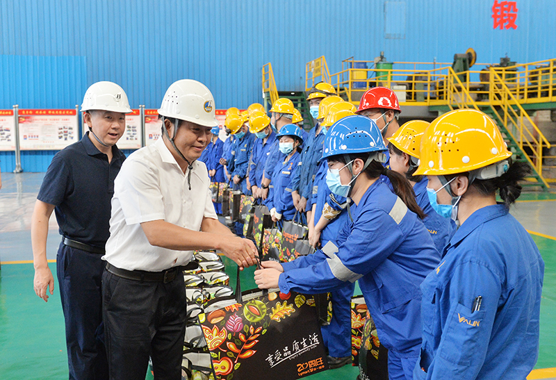 2021.08.23省有色冶金工會(huì )為衡鋼高溫一線(xiàn)職工送清涼 (2).JPG