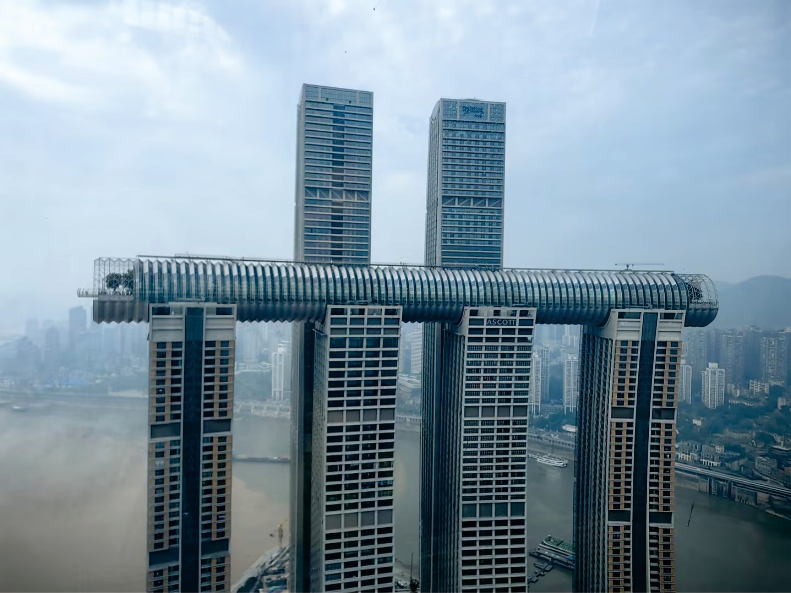 衡鋼高端建筑用管應用于中國新地標——重慶來(lái)福士，這是世界首座橫向摩天大樓。(1).jpg